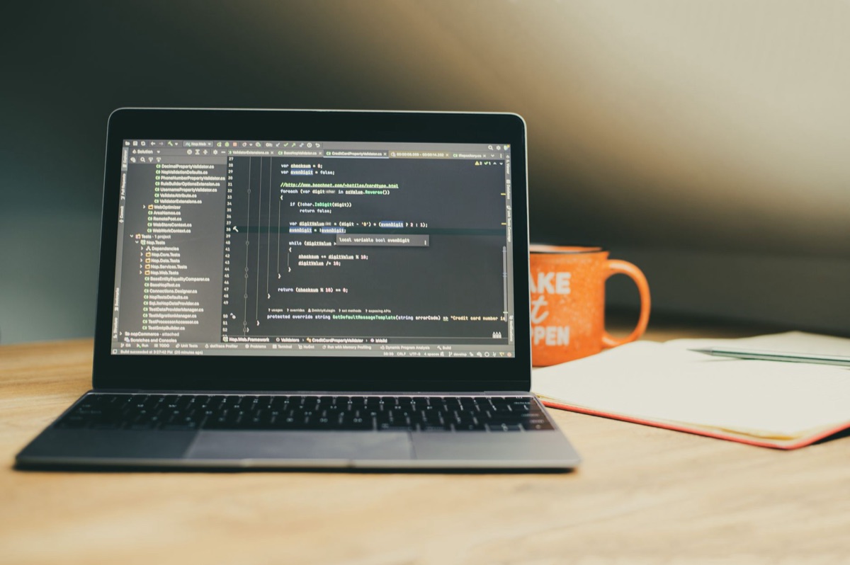 laptop con testo ai e prompt engineering