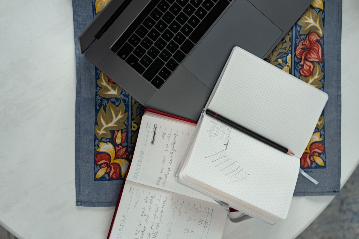 computador com livro aberto