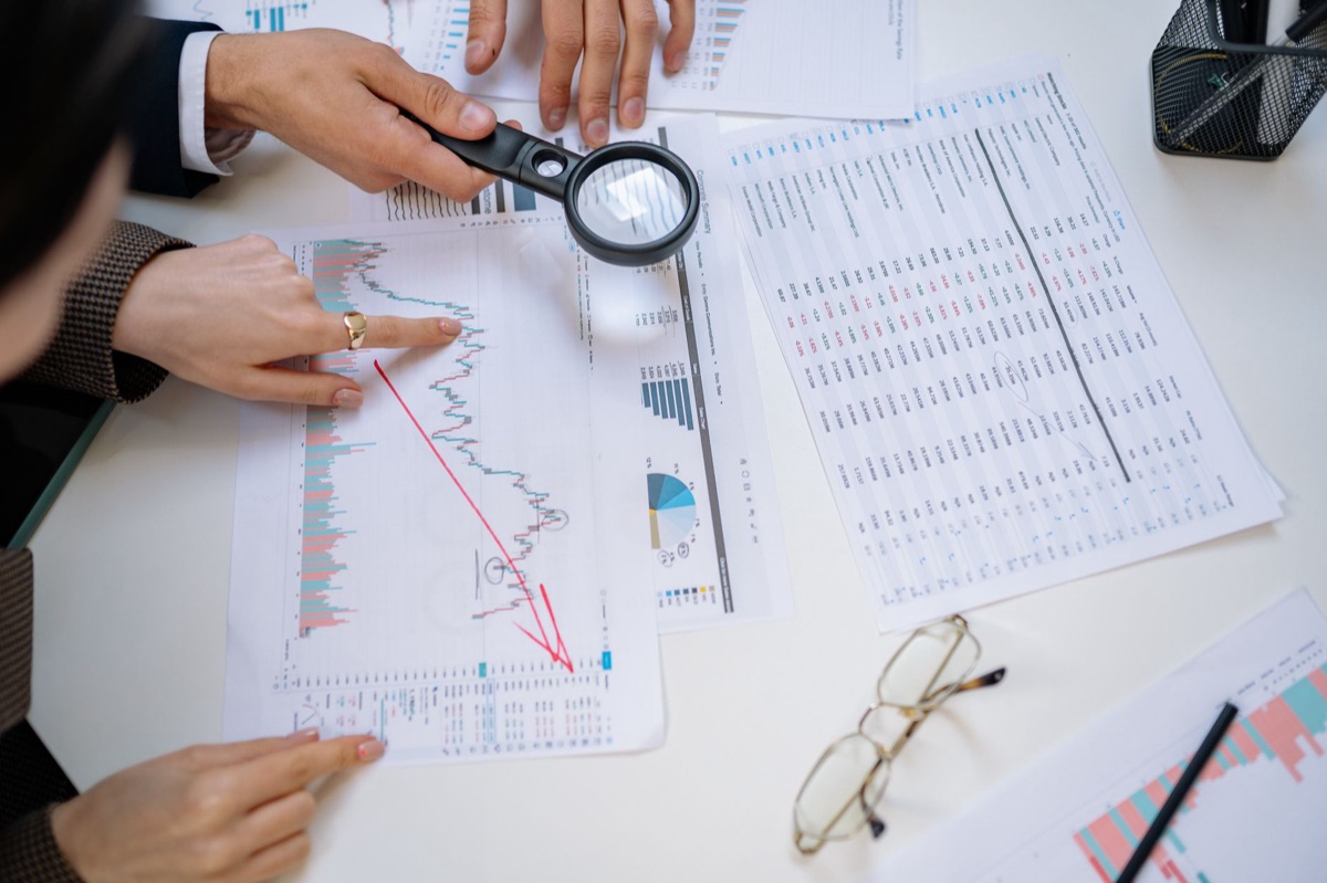 Grafico di crescita e lente d'ingrandimento su carta