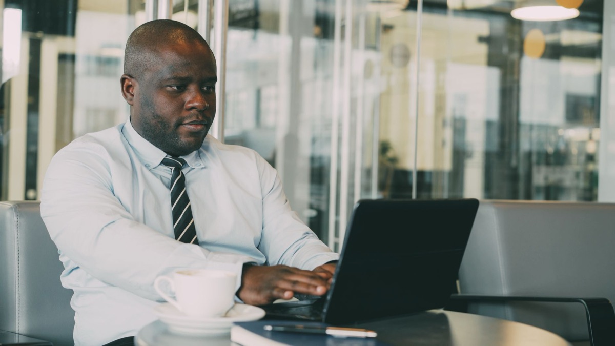 espace de travail moderne avec un ordinateur portable pour le recrutement professionnel