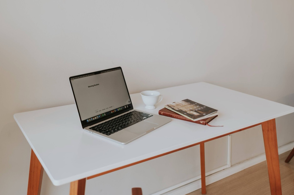 postazione di lavoro moderna con laptop per la ricerca professionale