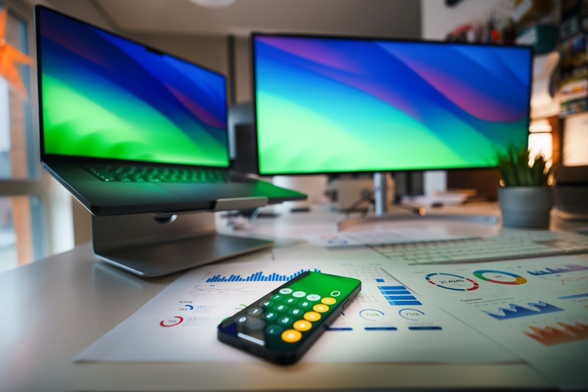 ordinateur portable sur une surface neutre