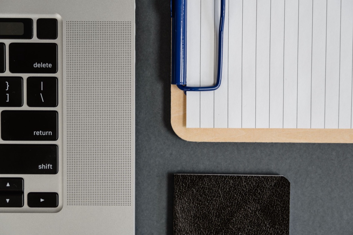 un ufficio con laptop e notebook