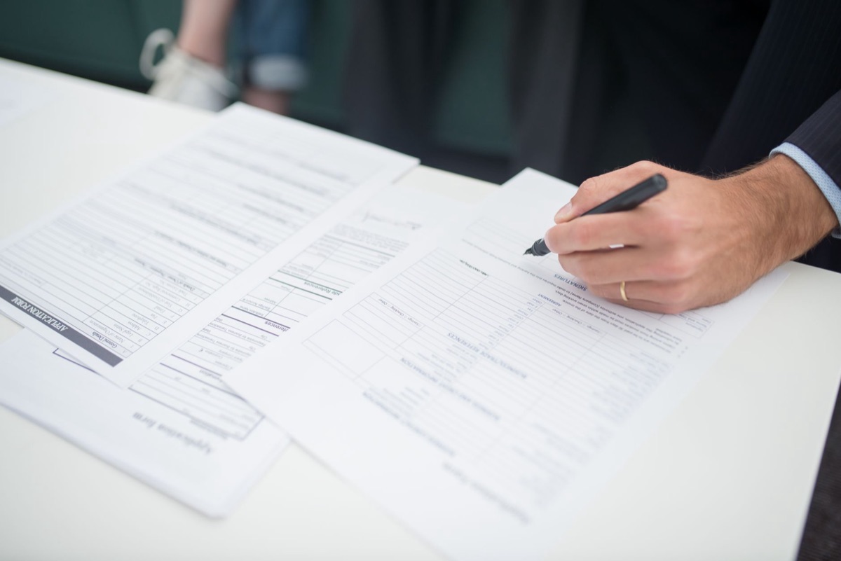 Ein Lebenslauf auf Papier mit einem Stift
