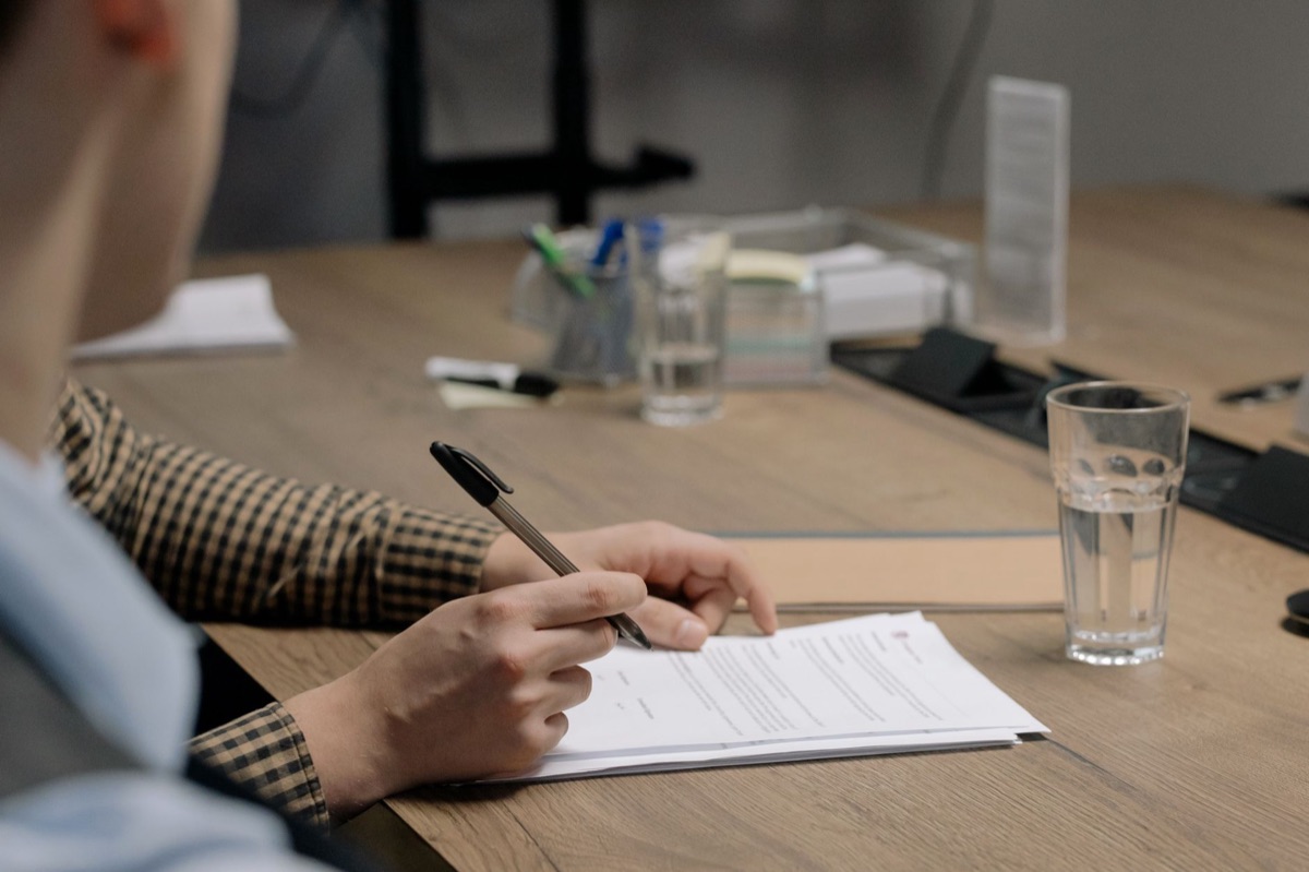 Document de CV professionnel et stylo plume sur un bureau.
