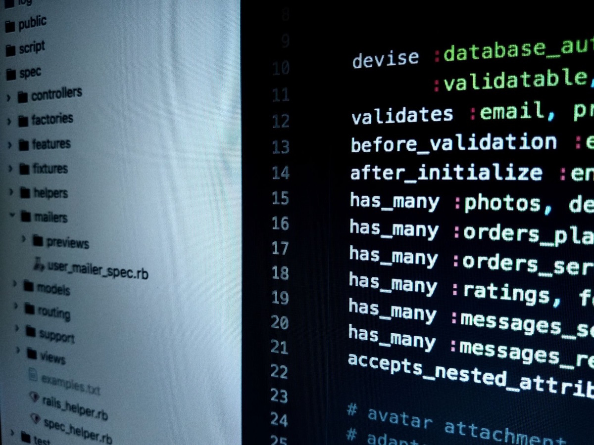Écran affichant des compétences numériques et du code pour l'analyse de carrière.