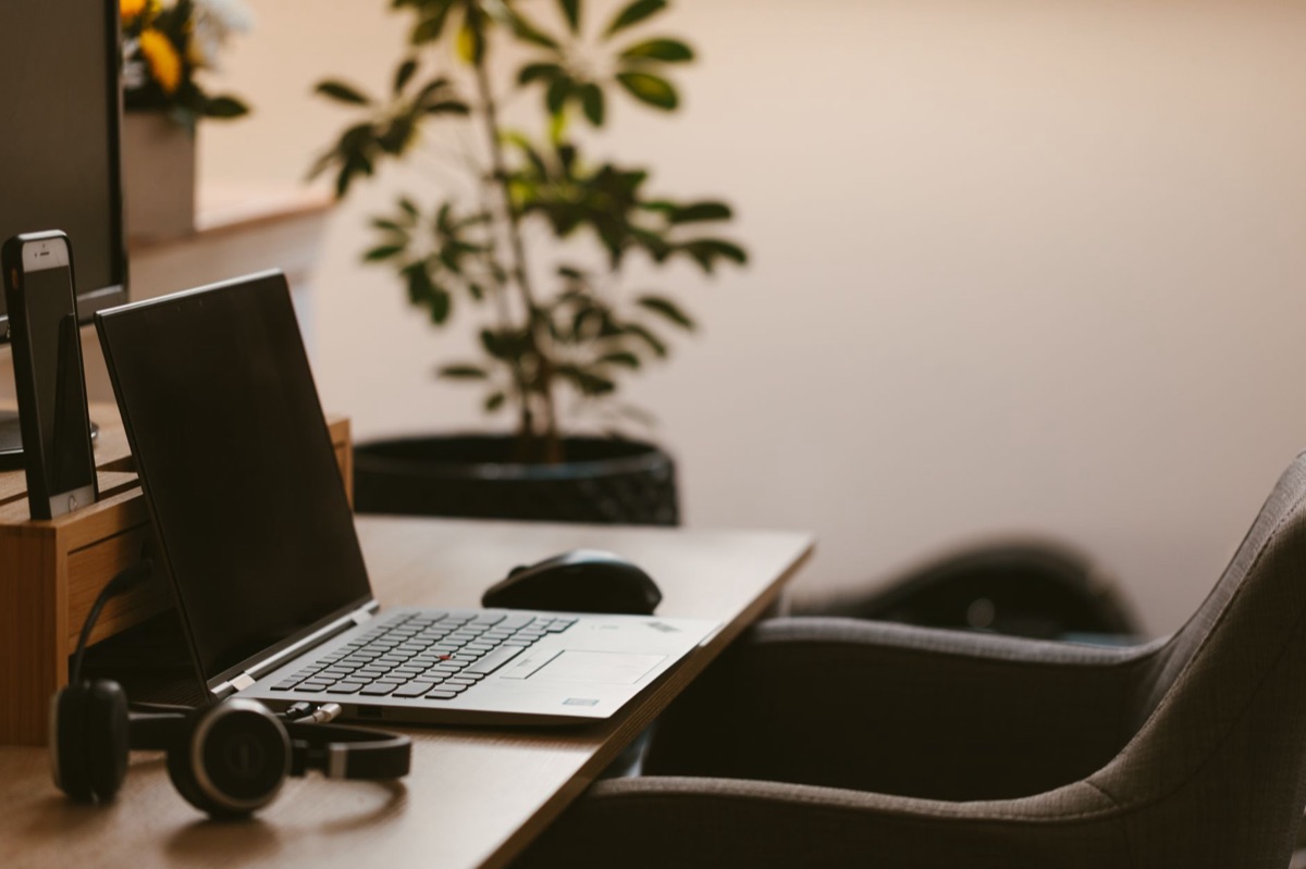 Laptop und Schreibtisch im Wohnzimmer