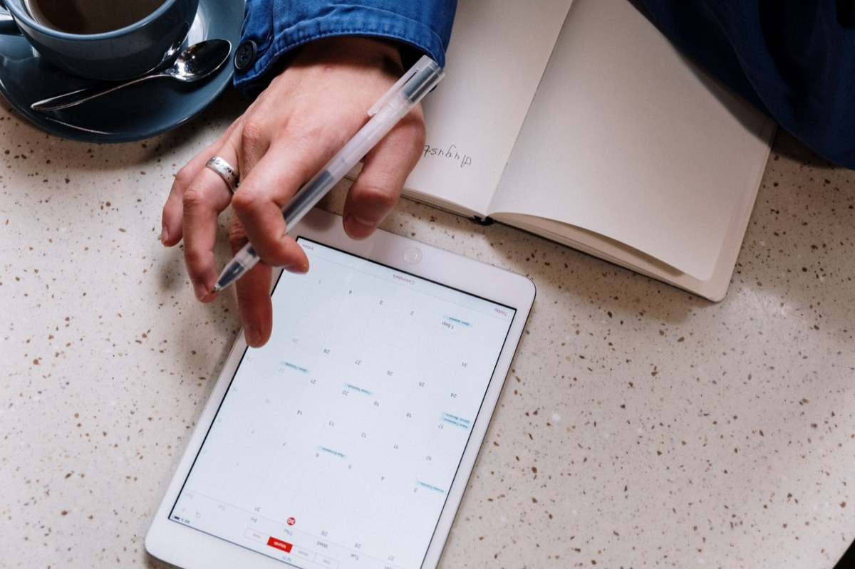 Calendario digitale su un tablet per la gestione del tempo